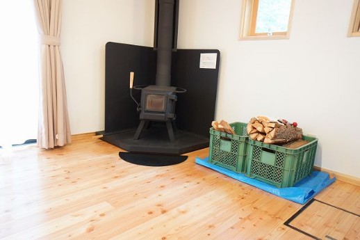 新築コテージ暖炉と薪
